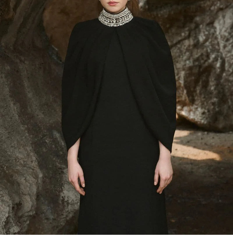 فستان كيب مزخرف برقبة عالية – بلاك